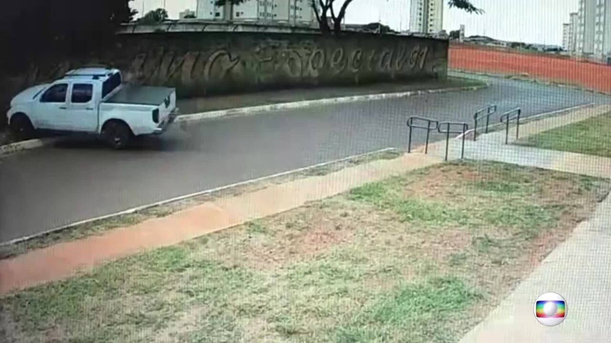 VÍDEO motorista perde controle de caminhonete derruba muro e invade