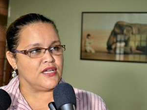 Na casa da professora Sílvia Batista paredes, telhado, forro e parte elétrica da casa foram atingidas (Foto: Caio Fulgêncio/G1)