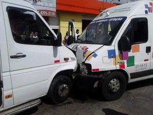 Vans bateram de frente na Rua Baruel, em Suzano. (Foto: Roberto Rodrigues da Silva Júnior/VC no G1)
