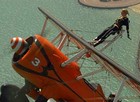 Mulheres fazem acrobacias presas a aviões a 257 km/h no Kuwait (Katsuhiko Tokunaga/Breitling via AP Images)