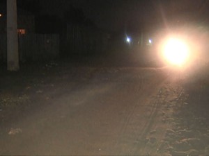 Em rua escura, moradores dizem que pagam taxa de iluminação pública. (Foto: Reprodução/TV Tapajós)