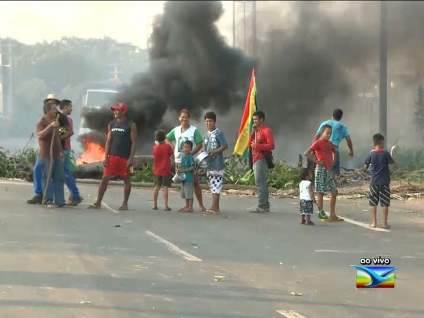 Manifestação de moradores bloqueia a BR-135 em São Luís (Foto: Reprodução/ TV Mirante)