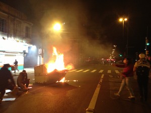 Manifestantes queimaram contêineres na área Central de Porto Alegre (Foto: Bruna Scirea/Agência RBS)