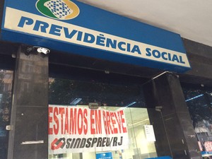 Faixa de greve podia ser vista em uma das agências do INSS em Copacabana (Foto: Elisa Souza/G1)