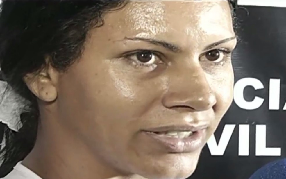 A travesti Sthéfany alega a polícia que matou namorado por ciúmes, em Goiás (Foto: Reprodução/TV Anhanguera)