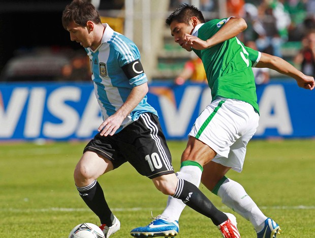Messi e Gutierrez Argentina x Bolívia (Foto: AP)