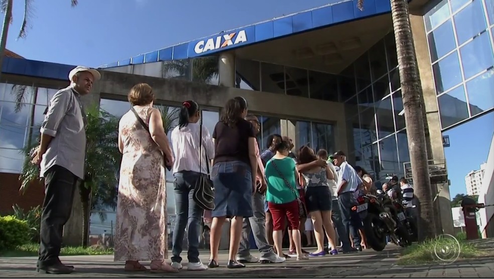 Trabalhadores chegaram cedo para tirar dúvidas sobre o FGTS (Foto: Reprodução/TV TEM)