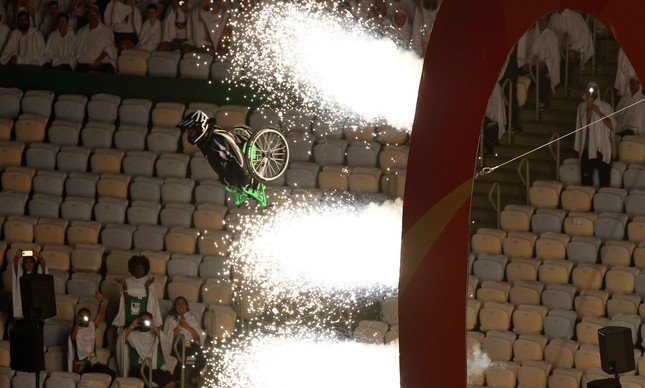 Aaron Weelz saltou de cadeira de roda numa rampa no Maracanã