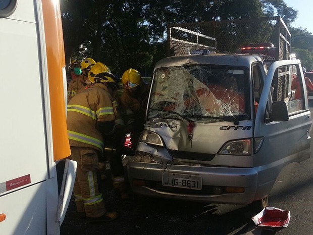 Bombeiros resgatam adolescente preso às ferragens de carro após acidente com ônibus em Brasília (Foto: Corpo de Bombeiros DF/Divulgação)