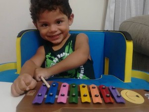 Garoto faz fisioterapia (Foto: Arquivo Pessoal)