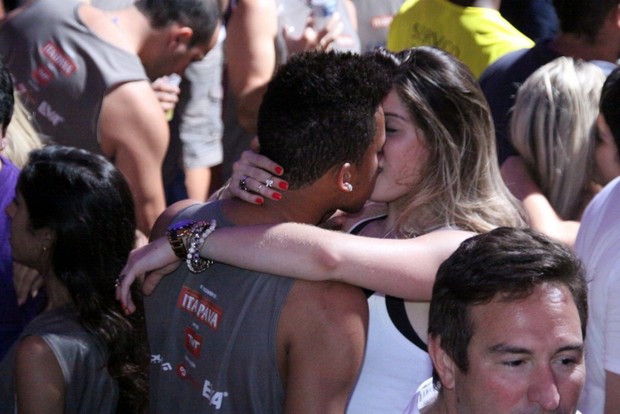Aline BBB 15 e André, atacante do Atlético MG se beijando.