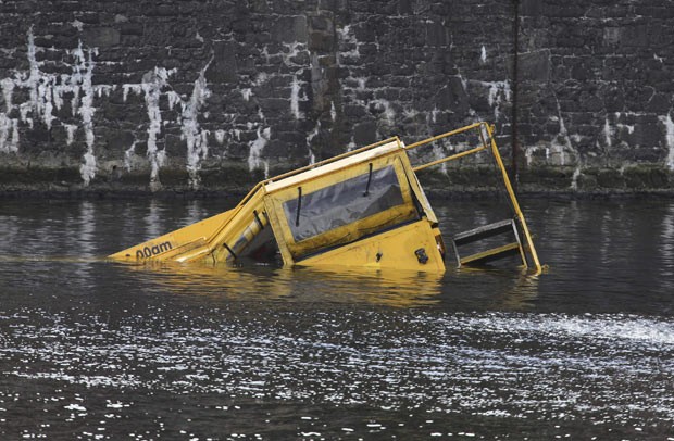 Embarcação anfíbia parcialmente afundada neste sábado (16) no deque Albert, em Liverpool (Foto: AFP)