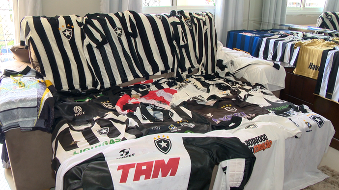 Uma parte da coleção de camisas do Botafogo, do contador capixaba Rafael Rossi (Foto: Reprdução/TV Gazeta)