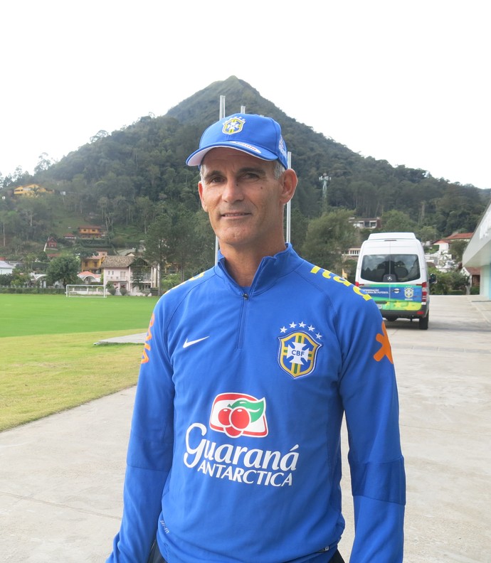 Carlos Amadeu, técnico da Seleção sub-17 (Foto: Felipe Schmidt)