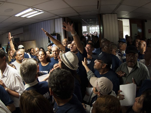 Cabos e soldados da Polícia Militar que participavam de uma manifestação na região central de São Paulo foram recebidos por volta das 16h desta terça-feira (22) no prédio da Assembleia Legislativa (Foto: Marcelo Camargo / Agência Brasil)