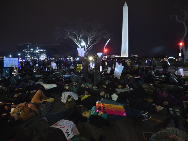 Em Washington, manifestantes tambem foram às ruas na noite de quinta (4) (Foto: AFP Photo/Paul J. Richards)