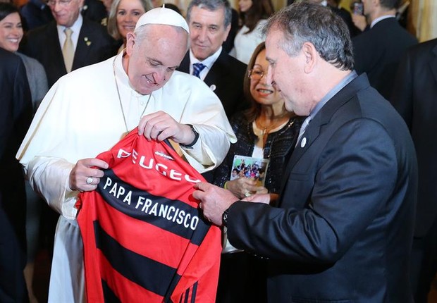 O ex-jogador de futebol Zico entregou ao papa Francisco uma camisa do Flamengo durante a cerimônia no Palácio da Cidade (Foto: EFE/ANTONIO LACERDA)