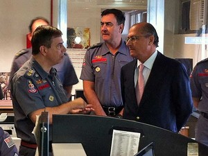Governador visitou Centro de Operações do Corpo de Bombeiros (Foto: Tatiana Santiago/G1)