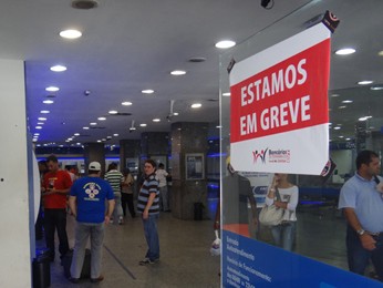 Bancos da Avenida Guararapes estavam fechados. (Foto: Katherine Coutinho / G1)