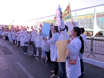 Médicos dão as mãos em frente ao Palácio do Planalto, durante manifestação (Foto: Lucas Nanini/G1)