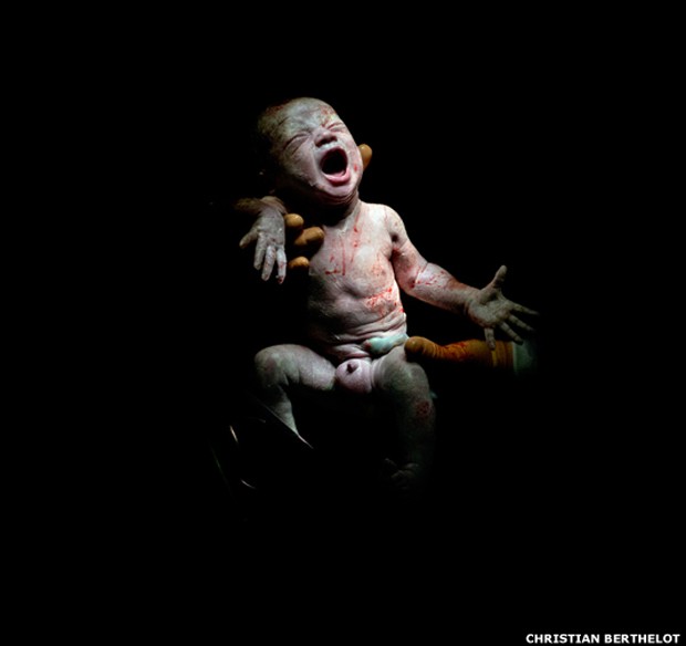 Maël, 13 de dezembro de 2013, 16h52, 2,800 quilos, 18 segundos depois do nascimento (Foto: Christian Berthelot) Maël, 13 de dezembro de 2013, 16h52, 2,800 quilos, 18 segundos depois do nascimento (Foto: Christian Berthelot)