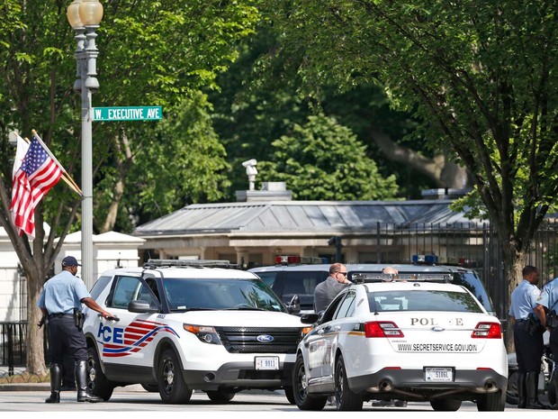 Policiais bloquearam avenidas nos arredores da Casa Branca, em Washington, nesta sexta-feira (20) após relatos de tiros (Foto: AP Photo/Alex Brandon)