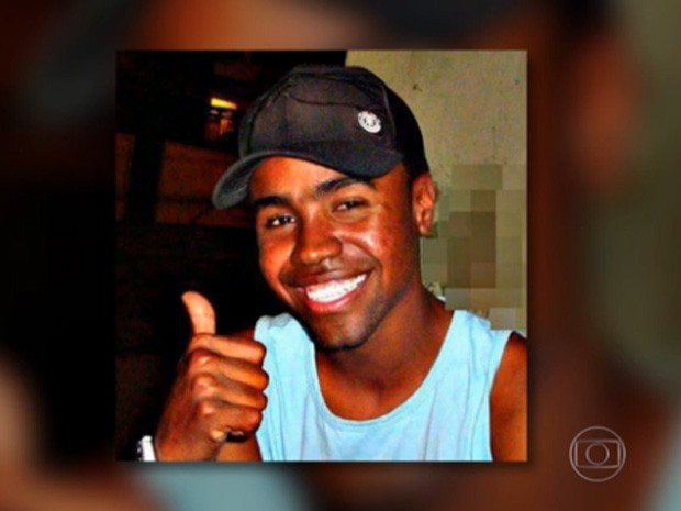 Mototaxista morto na Vila Cruzeiro (Foto: Reprodução / Globo) Mototaxista morto na Vila Cruzeiro (Foto: Reprodução / Globo)