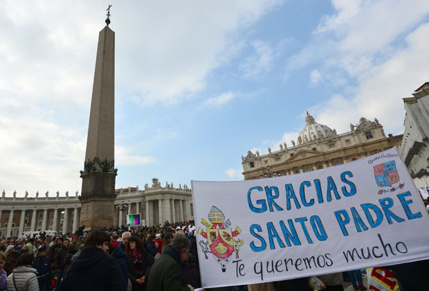 São esperadas mais de 150 mil pessoas no Vaticano neste domingo (17) (Foto: Vicenzo Pinto/AFP)
