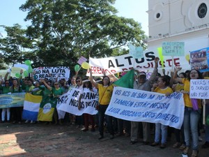 Mais de 300 manifestantes pedem reajuste salarial (Foto: Catarina Costa/G1)