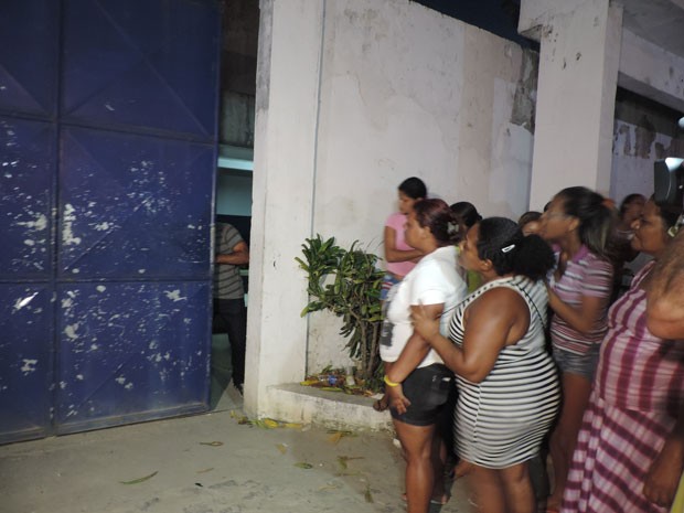 Famílias aguardam por informações em frente ao Complexo Prisional do Curado, no Recife (Foto: Luna Markman / G1)