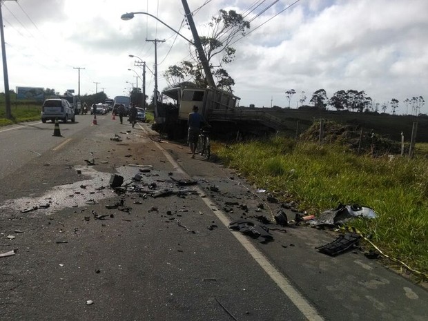 Parte da rodovia precisou ser interditada na Serra, Espírito Santo (Foto: Fabíola de Paula/ TV Gazeta)