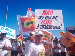 1º de maio em Salvador: protesto a favor da democracia e pelo direito dos trabalhadores no Farol da Barra (Foto: Juliana Almirante/G1)