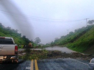 Barranco desmoronou e deixou pista da SP-342 bloqueada neste domingo em Águas da Prata (Foto: Fala São João)