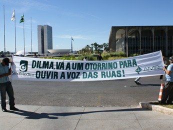 Manifestantes seguram faixas durante protesto na manhã desta quarta-feira (26) por melhorias na saúde (Foto: Vianey Bentes / TV Globo)