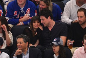 Lea Michelle e Cory Monteith assistem jogo de hoquei em Nova York (Foto: Getty Images)