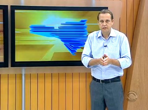 Leandro Puchalski leva informações do tempo aos telejornais da RBS TV (Foto: Reprodução/RBS TV)