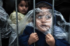 Imagem de uma criança coberta por uma capa de chuva à espera em fila de registro de refugiados em um campo de Presevo, na Sérvia, foi eleita melhor foto na categoria 'Pessoas' (Foto: Matic Zorman/World Press Photo 2016)