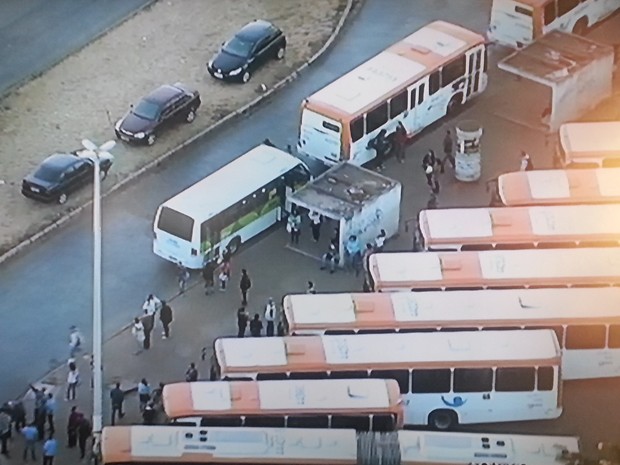 Ônibus parados no DF, por causa de nova paralisação de rodoviários (Foto: TV Globo/Reprodução)