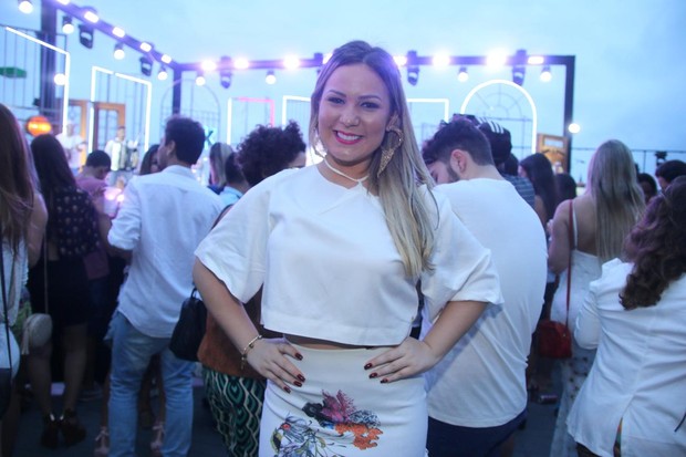 Ex-BBB Maria Claudia curte show no Rio (Foto: Agnews)