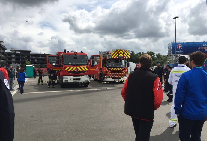 Segurança faz operação após tripé ser deixado no media center em Lille (Foto: Ivan Raupp)