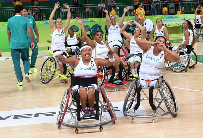 Brasileiras festejam vitória sobre a Argentina no basquete em cadeira de rodas (Foto: André Durão)