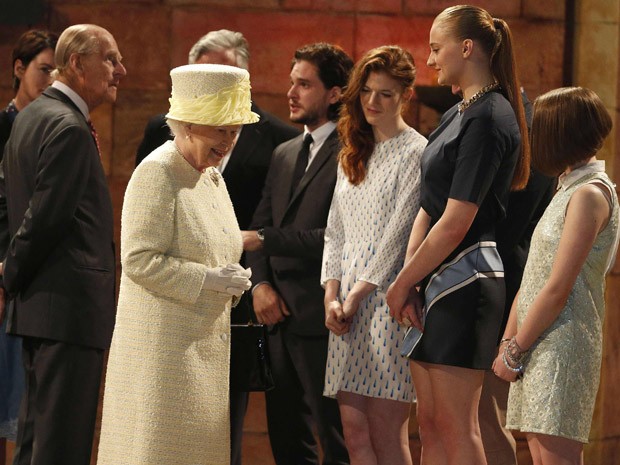 Rainha Elizabeth II e Príncipe Philip conversam com o elenco de 'Game of thrones' na Irlanda do Norte, nesta terça-feira (Foto: REUTERS/Phil Noble)