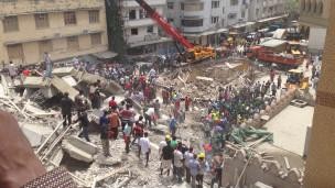Testemunhas dizem que há muitas pessoas ainda sob escombros (Foto: BBC)