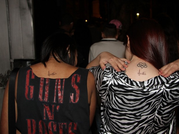 Fãs exibem nome de Anitta tatuado ans costas (Foto: Thiago Duran/ Ag. News)