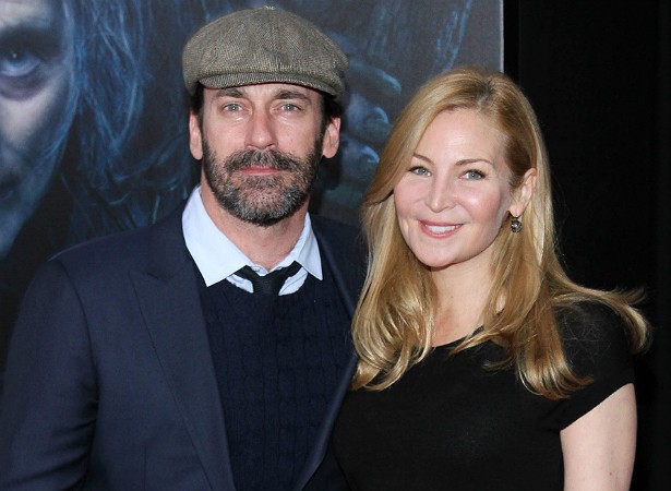 Jon Hamm, de 43 anos, e a também atriz Jennifer Westfeldt, de 45, estão juntos desde 1997! O astro da série 'Mad Men' diz que Jennifer é a mulher de sua vida, e acrescenta: "Papéis servem para lembrar o compromisso, mas fazemos um ótimo trabalho lembrando um ao outro". Ui! (Foto: Getty Images)