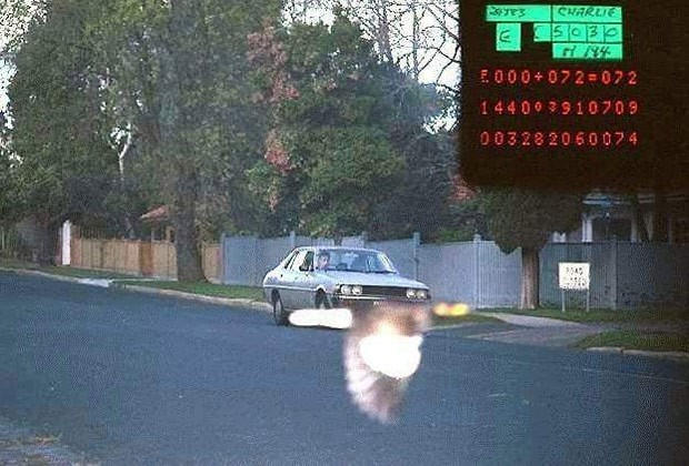 Motorista em alta velocidade foi salvo por pássaro que 'encobriu' número de placa (Foto: Reprodução/Facebook/Western Australia Police)