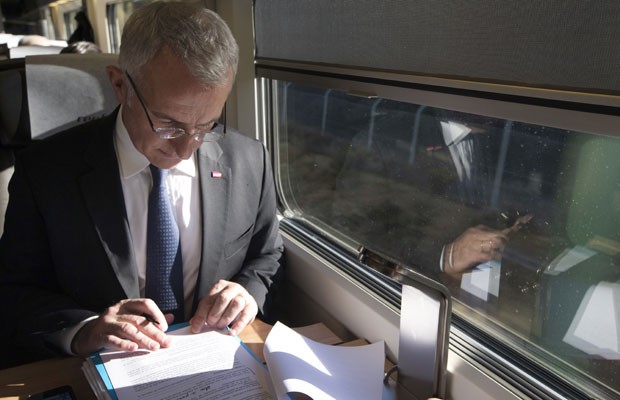 O presidente do conselho da estatal ferroviária francesa SNCF, Guillaume Pepy, a bordo do primeiro trem de alta velocidade a conectar a França e a Espanha. (Foto: Joel Saget/AFP Photo)