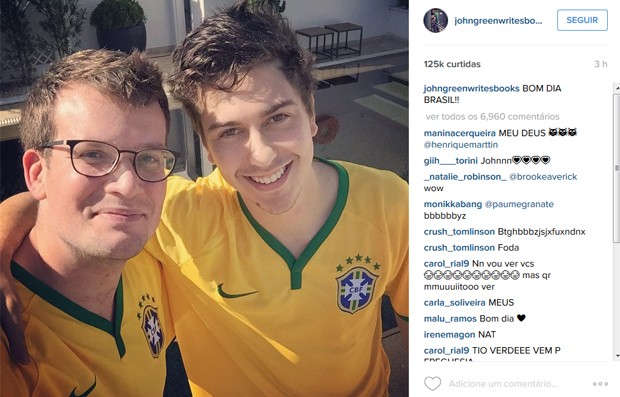 John Green e Nat Wolff, escritor e ator de 'Cidades de papel', divulgam filme no Brasil (Foto: Reprodução / Instagram)