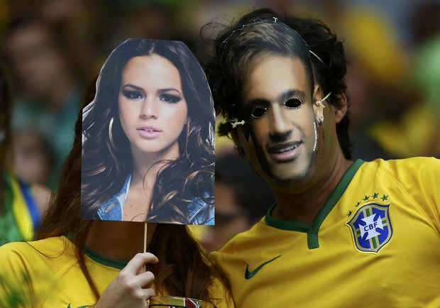 Bruna Marquezine e Neymar da torcida (Foto: REUTERS/Kai Pfaffenbach)