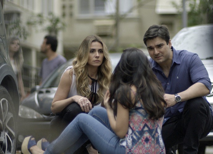 Atena ajuda Tóia após atropelamento (Foto: TV Globo)